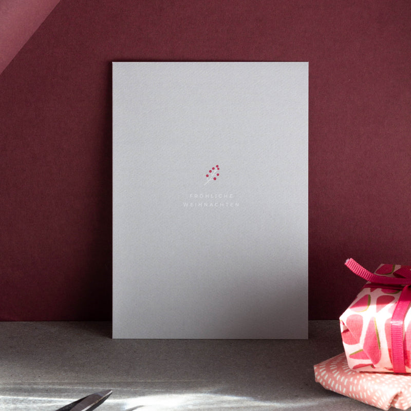Unsere Weihnachtskarte mit roten Beeren inszeniert mit Päckchen